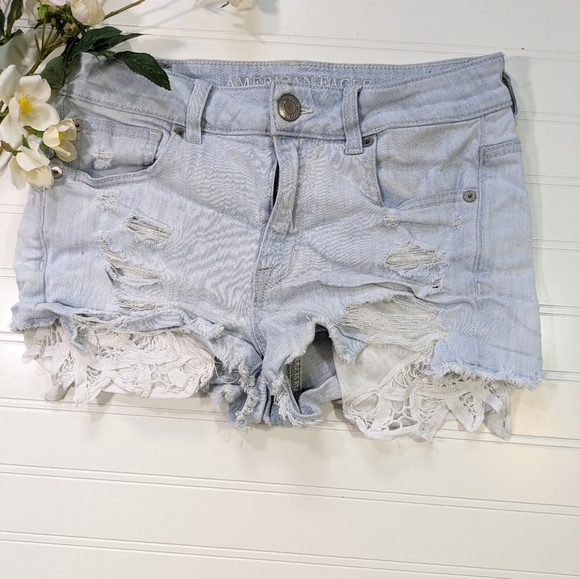 AEO Light Wash Distressed Lace Pocket Hi-Rise Shortie - Picture 1 of 4